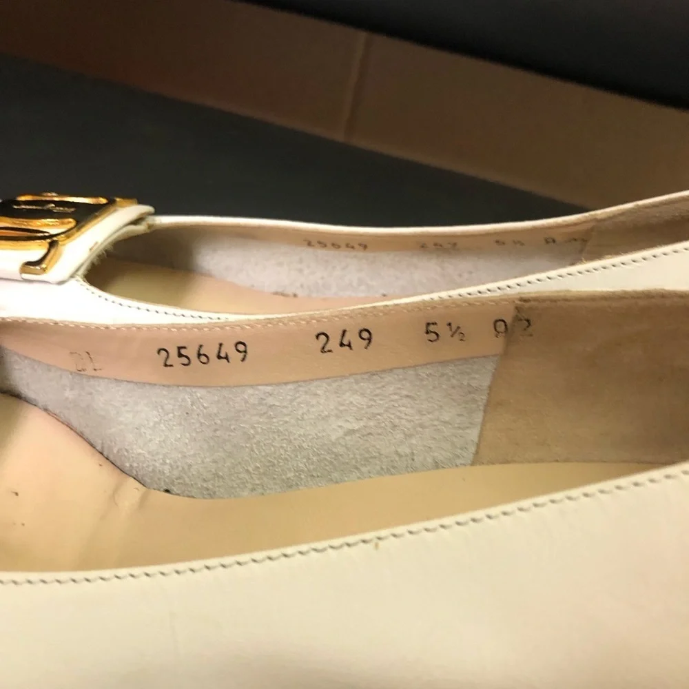 VINTAGE SALVATORE FERRAGAMO White Block Kitten heel Shoe Size 5.5 - Picture 7 of 10